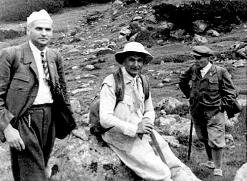 Marek Korowicz (left) with ks. prof. Tadeusz Kruszynski i Janusz Chmielowski in Dolina Stawów Gasienicowych, 1949. Photo Czeslaw Bajer.